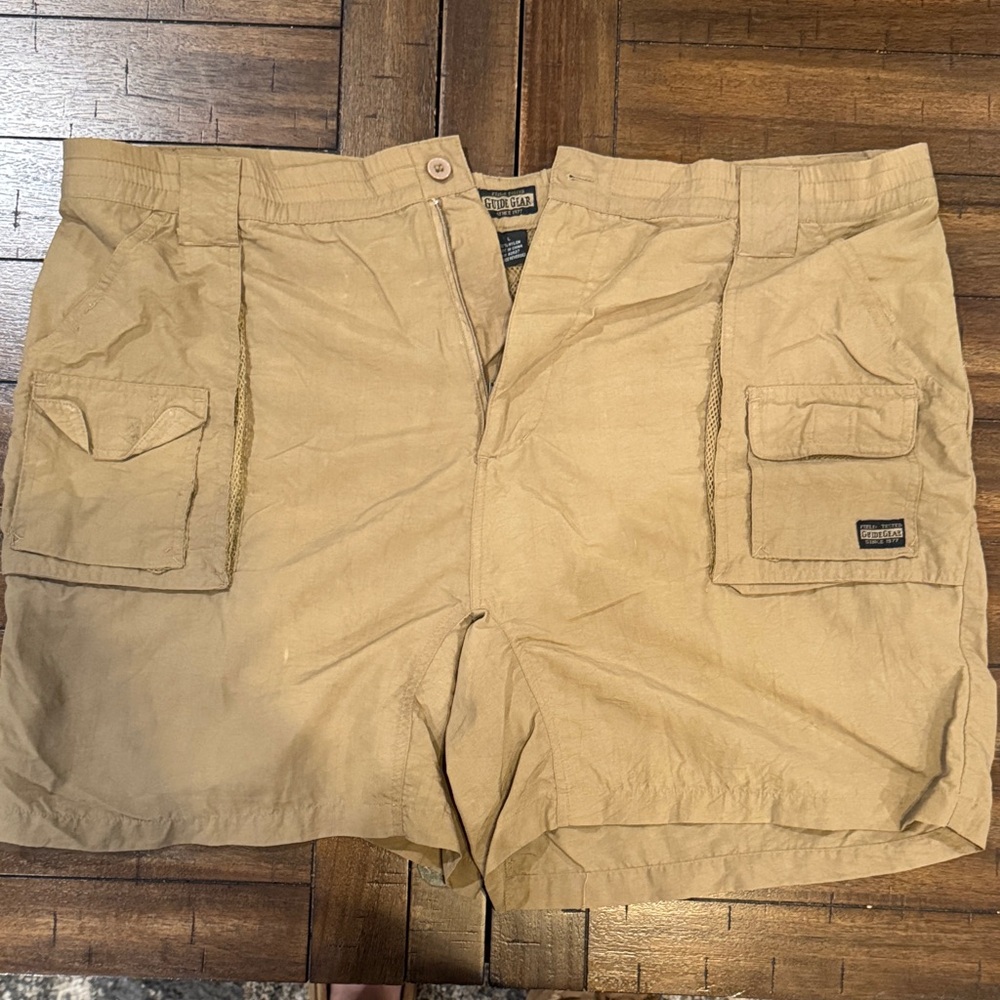 Vintage-Inspired Tan Cargo Shorts with Utility Pockets